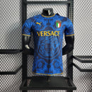 CAMISA VERSÃO PLAYER DA SELEÇÃO DA ITALIA 22/23 AZUL VERSACE